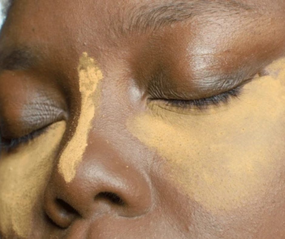  Comparison showing the difference between setting powder and setting spray.